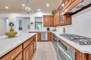 2400 Vineyard Dr, Granbury, TX 76048 - Photo 6