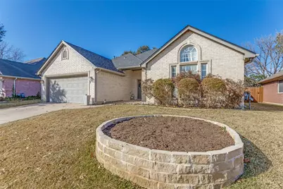 1048 Roundrock Drive, Saginaw, TX 76179 - Photo 2