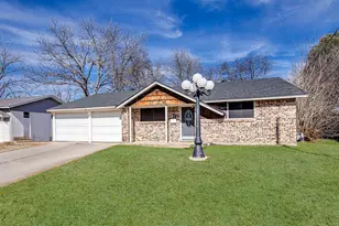 304 Sundown Ct, Burleson, TX 76028 - Photo 2