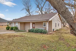 135 Lakeview Dr, Runaway Bay, TX 76426 - Photo 2