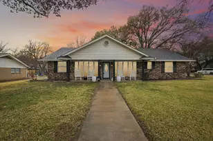 17 Lincolnshire Cir, Bedford, TX 76021 - Photo 1