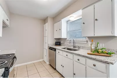 702 W Lynn Creek Drive, Arlington, TX 76001 - Photo 14