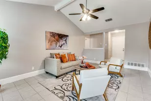 702 W Lynn Creek Dr, Arlington, TX 76001 - Photo 8