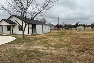 303 Ussery St, Bowie, TX 76230 - Photo 4