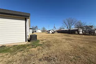 303 Ussery St, Bowie, TX 76230 - Photo 8