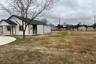 303 Ussery St, Bowie, TX 76230 - Photo 4