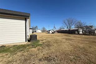 303 Ussery St, Bowie, TX 76230 - Photo 8