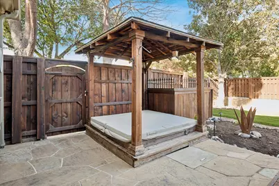 2448 Clearspring Drive N, Irving, TX 75063 - Photo 32