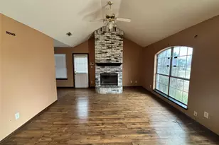 215 Los Angeles Dr, Glenn Heights, TX 75154 - Photo 2