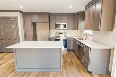 309 S Holiday Drive, Grand Prairie, TX 75052 - Photo 2