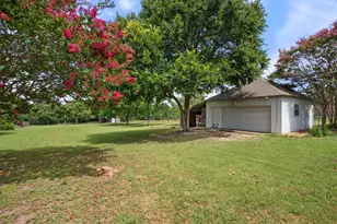 529 N Grand Ave, Waxahachie, TX 75165 - Photo 1