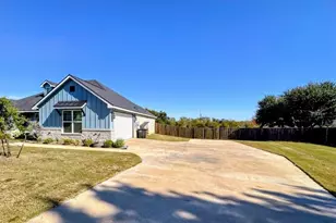 1535 Bent Creek Dr, Cleburne, TX 76033 - Photo 2