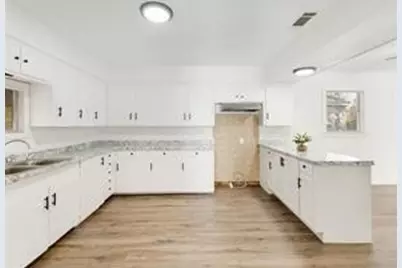 519 Sunnyside Avenue, Cockrell Hill, TX 75211 - Photo 8