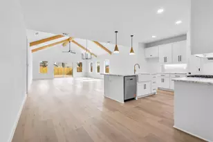 128 Cottonwood St, Fort Worth, TX 76111 - Photo 2