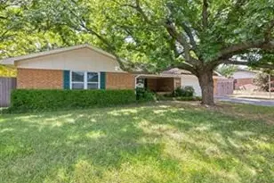 1207 Anetta St, Bowie, TX 76230 - Photo 2