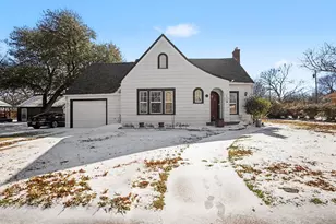 605 W Crockett St, Ennis, TX 75119 - Photo 1