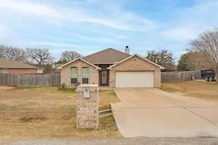 3005 Stroll Dr, Granbury, TX 76049 - Photo 2