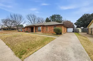 816 Midcreek Dr, Euless, TX 76039 - Photo 2