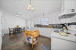 358 E Pecan St, Waxahachie, TX 75165 - Photo 10