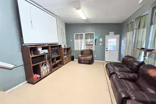 322 Capps St, Marlin, TX 76661 - Photo 4