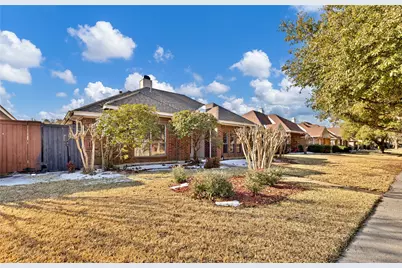 710 Cimarron Trail, Irving, TX 75063 - Photo 2