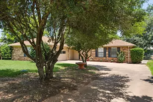 706 Tahiti Dr, Granbury, TX 76048 - Photo 4