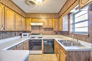 305 Gene Autry Dr, Tioga, TX 76271 - Photo 10