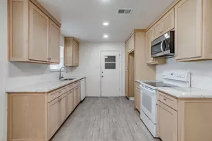 2404 Skyline Dr, Sansom Park, TX 76114 - Photo 12