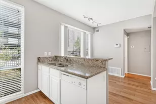 2002 N Fitzhugh Ave, Dallas, TX 75204 - Photo 8