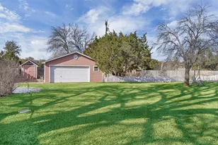 3911 Bonita Ct, Granbury, TX 76049 - Photo 4