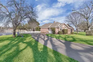 3911 Bonita Ct, Granbury, TX 76049 - Photo 6