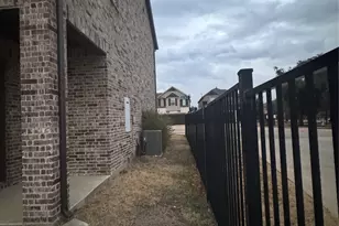 9805 Michael Irvin St, Irving, TX 75063 - Photo 24