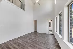 9805 Michael Irvin St, Irving, TX 75063 - Photo 4