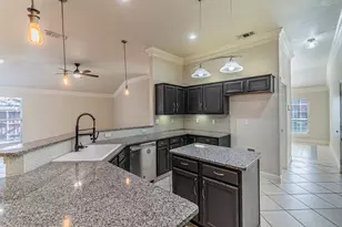 211 Crestview Dr, Arlington, TX 76018 - Photo 6