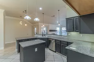 211 Crestview Dr, Arlington, TX 76018 - Photo 8