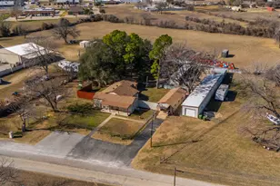 5920 Walnut Creek Dr, Granbury, TX 76049 - Photo 2