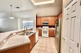 2815 Oak Crest Dr, Grand Prairie, TX 75052 - Photo 6