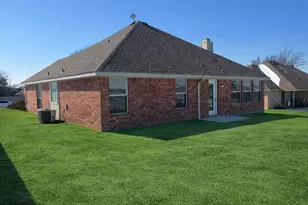 420 Woodlawn St, Krum, TX 76249 - Photo 4