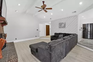 2010 Libby Ln, Grand Prairie, TX 75050 - Photo 6