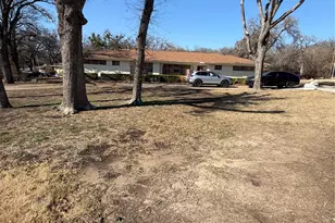 215 E Huitt Ln, Euless, TX 76040 - Photo 2