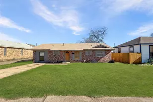 925 Manning St, Grand Prairie, TX 75051 - Photo 1