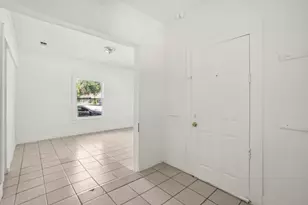 302 S Wood St, Cleburne, TX 76033 - Photo 4