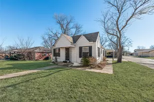 928 W Willow St, Sanger, TX 76266 - Photo 2