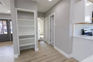 606 SE 10th St, Grand Prairie, TX 75051 - Photo 4