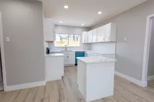 606 SE 10th St, Grand Prairie, TX 75051 - Photo 8