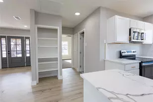 606 SE 10th St, Grand Prairie, TX 75051 - Photo 6