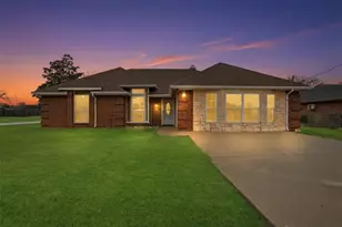 3917 Country Meadows Cir, Granbury, TX 76049 - Photo 2
