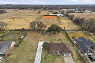 3917 Country Meadows Cir, Granbury, TX 76049 - Photo 2