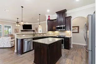 2038 Clive Dr, Granbury, TX 76048 - Photo 10