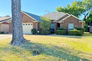 132 Hedgerow Ln, Lewisville, TX 75057 - Photo 2